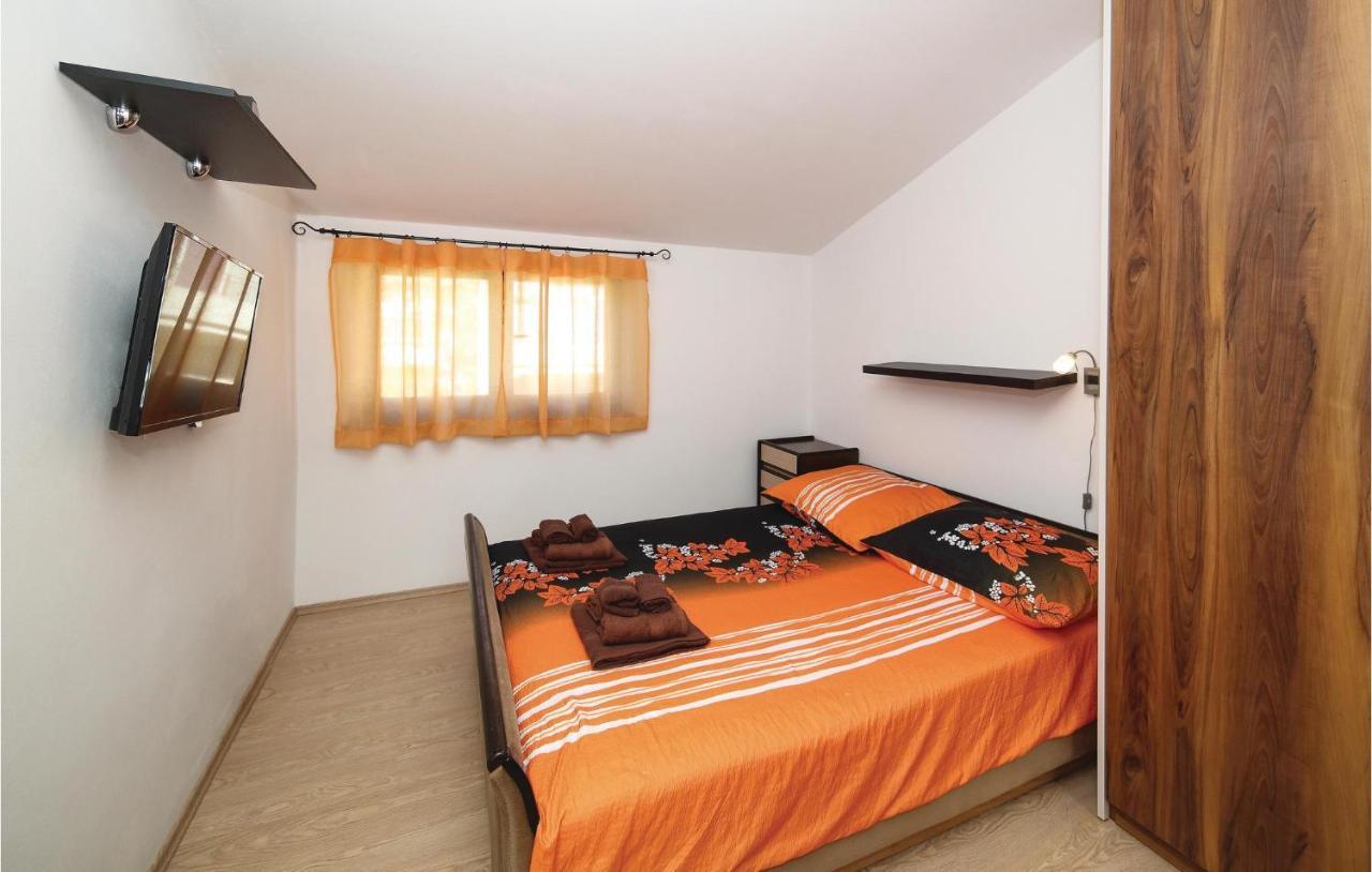 3 Bedroom Cozy Apartment In Kastel Kambelovac Kaštela Kültér fotó