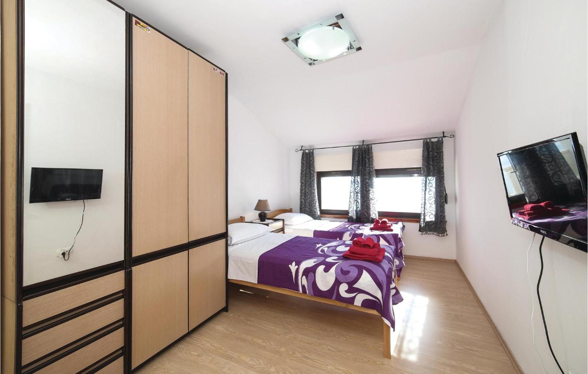 3 Bedroom Cozy Apartment In Kastel Kambelovac Kaštela Kültér fotó