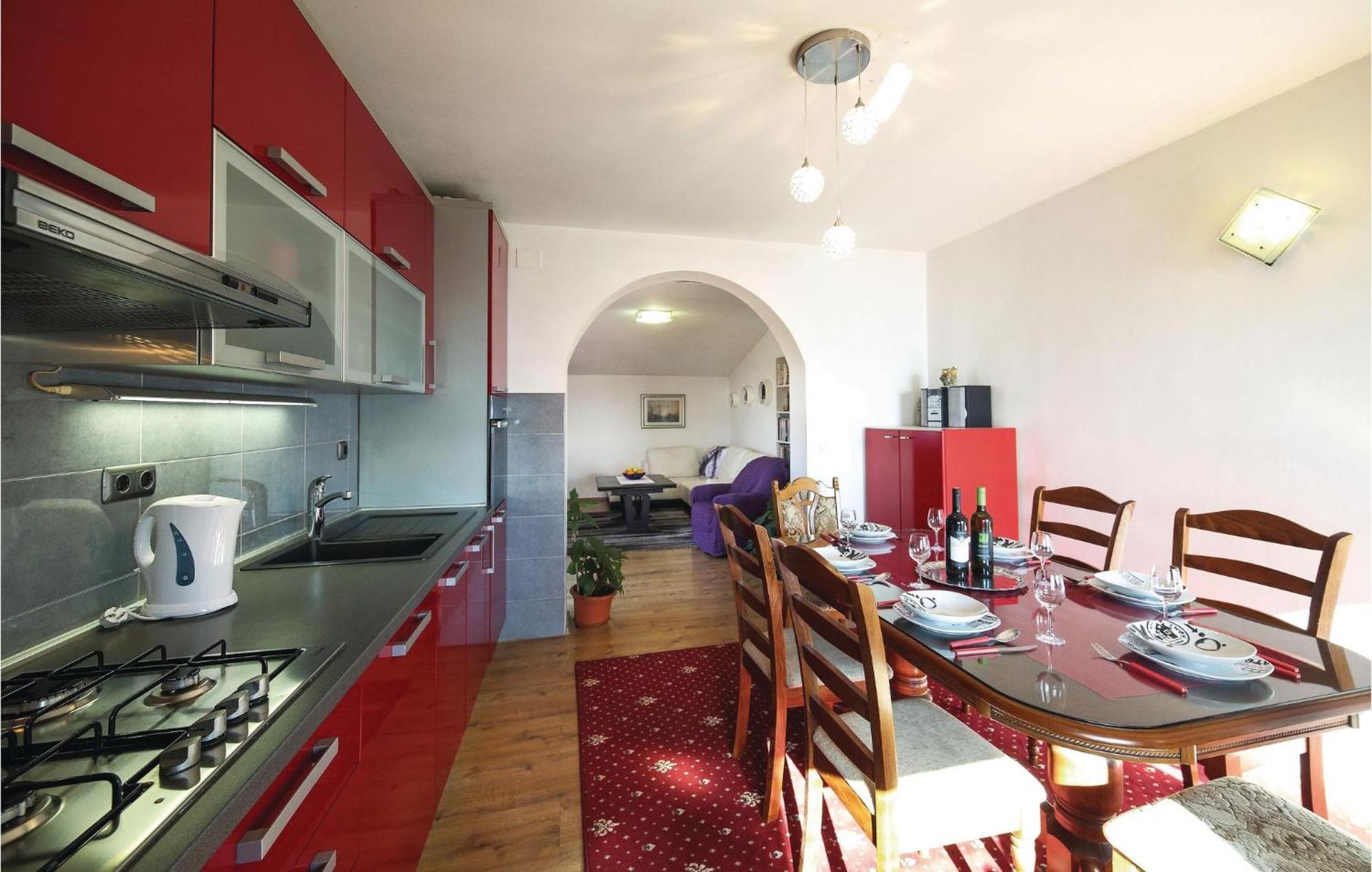 3 Bedroom Cozy Apartment In Kastel Kambelovac Kaštela Kültér fotó