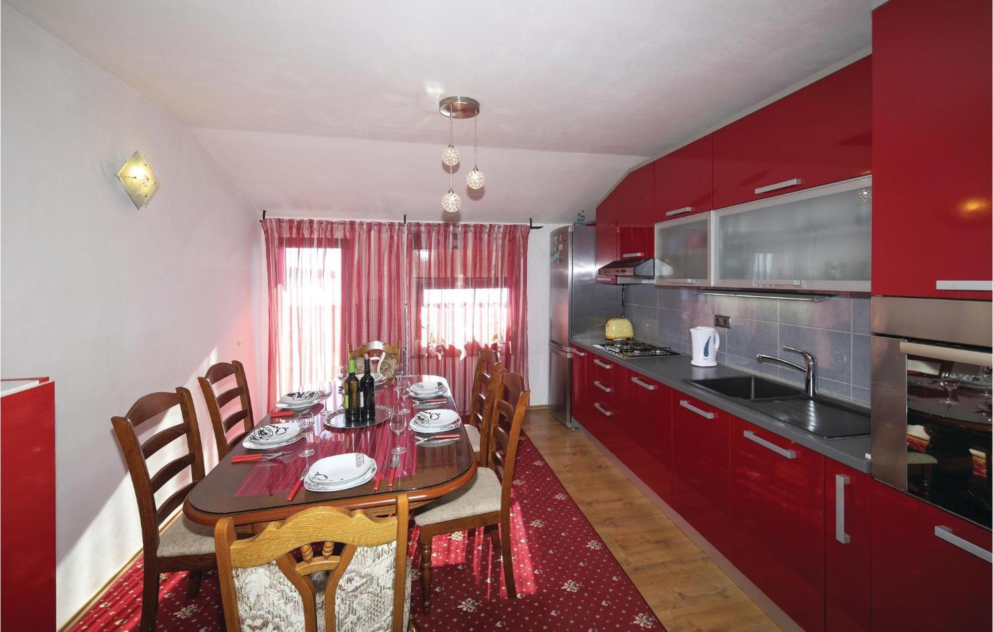 3 Bedroom Cozy Apartment In Kastel Kambelovac Kaštela Kültér fotó